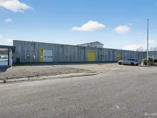 Stort lagerlejemålet med egne kontorlokaler et stort befæstet areal og store porte