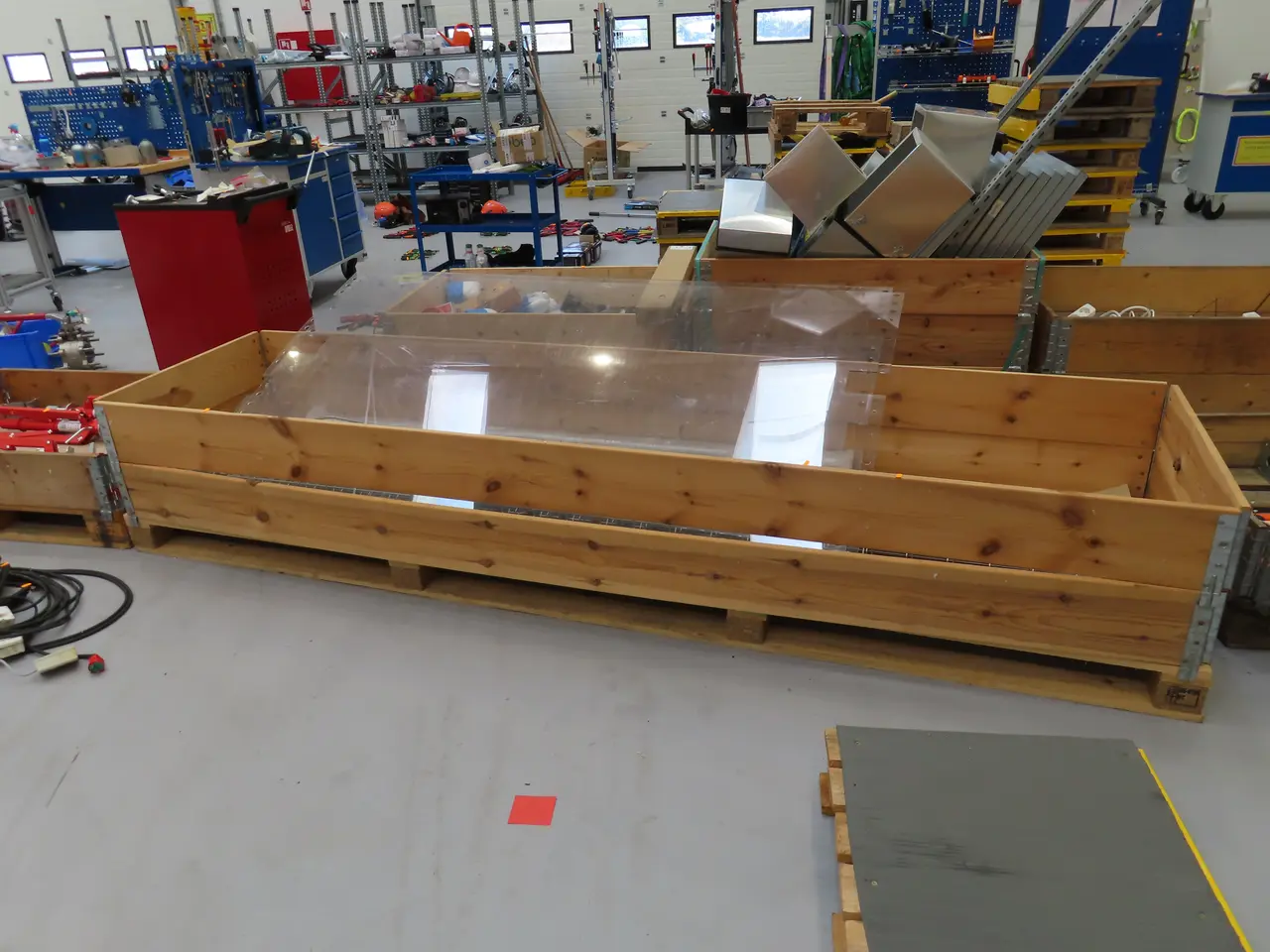 Billede 1 - Palle med div. plexiglas, kabelføringsskinner m.m.
