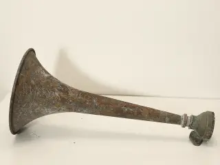 Smukt patineret, ældre tågehorn i kobber