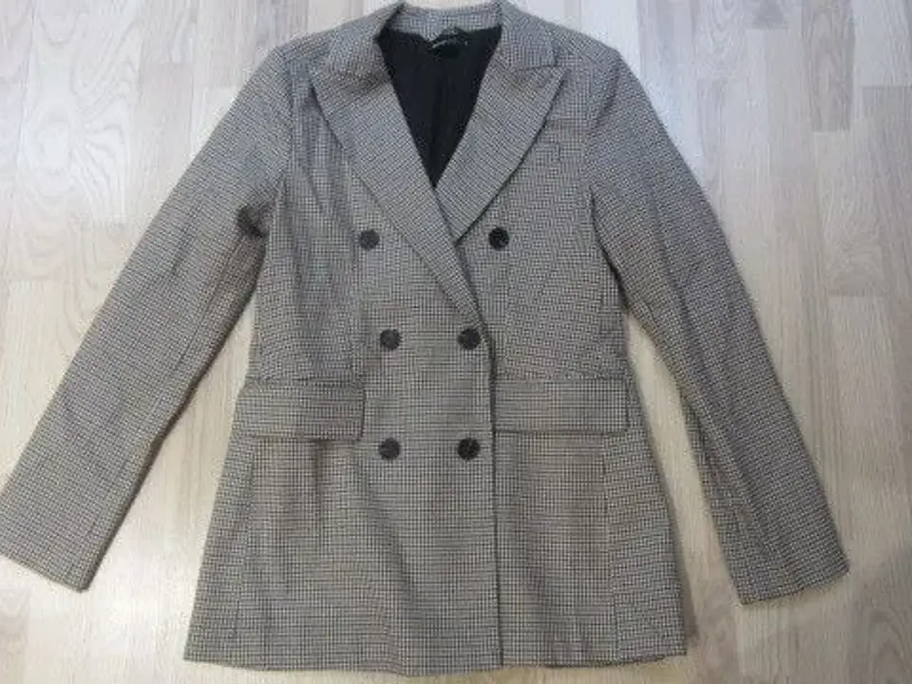 Billede 1 - Str. 38, flot ternet jakke fra GINA TRICOT