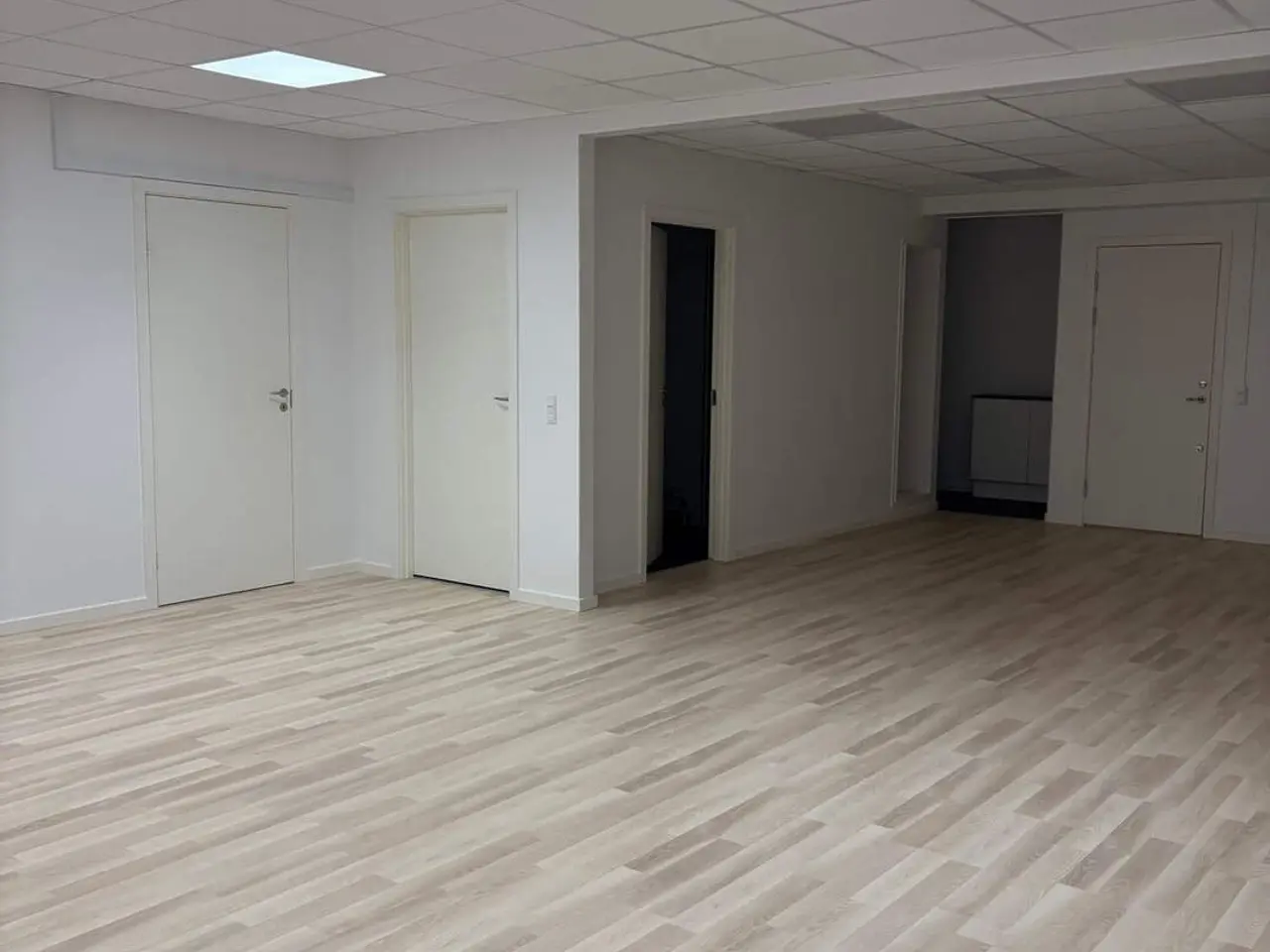 Billede 3 - Nyrenoveret kontor og lager/showroom – indflytningsklar