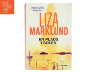 En plads i solen : krimi af Liza Marklund (Bog)