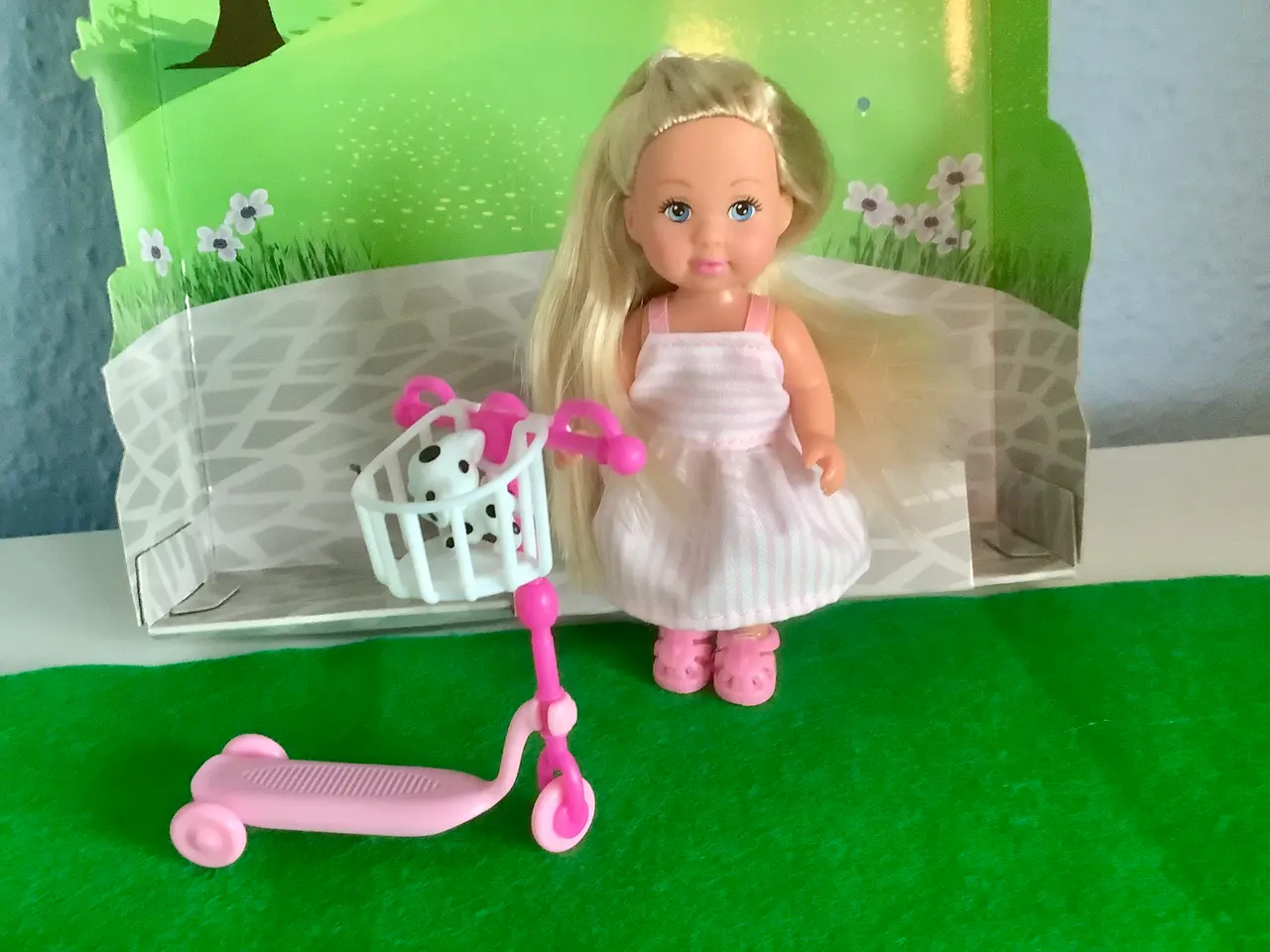Billede 1 - Evi Love med løbehjul og dalmatiner hvalp.