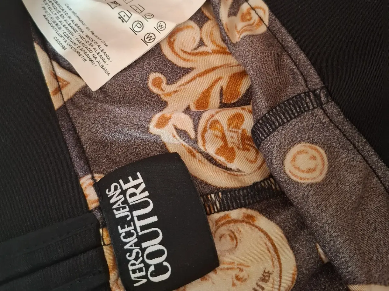 Billede 4 - Versace shorts, sorte med guldfarvet mønster.