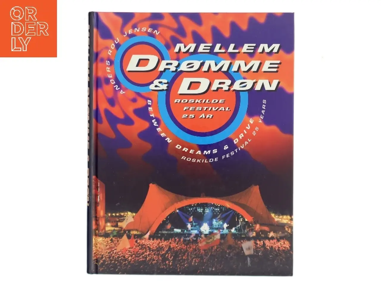 Billede 1 - Mellem drømme & drøn : Roskilde Festival 25 år af Anders Rou Jensen (Bog)