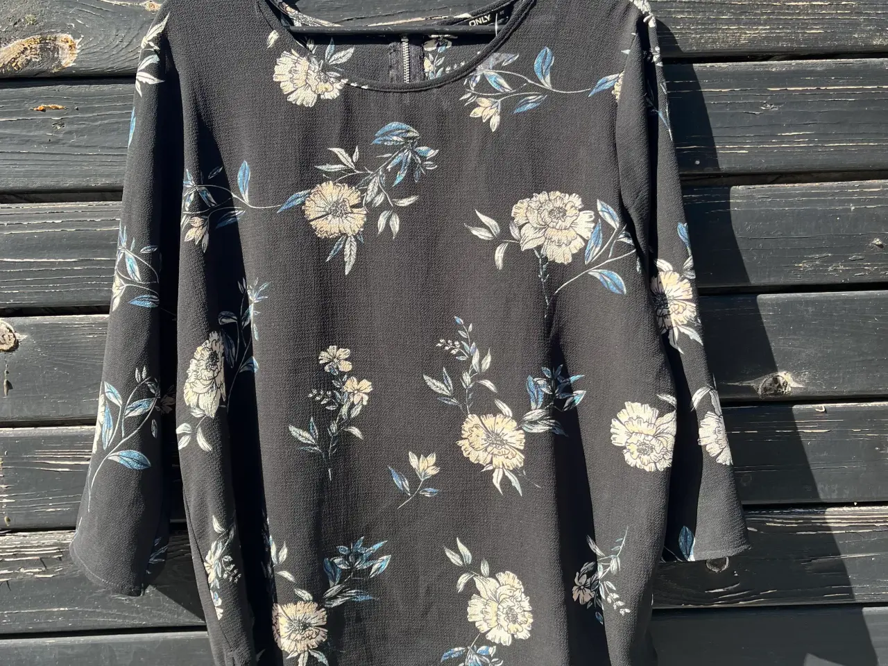 Billede 1 - Sort bluse med blomstret motiv