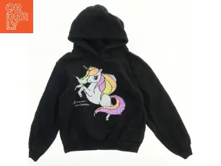 Sort hættetrøje med enhjørning og tekst fra H&M (str. 134)