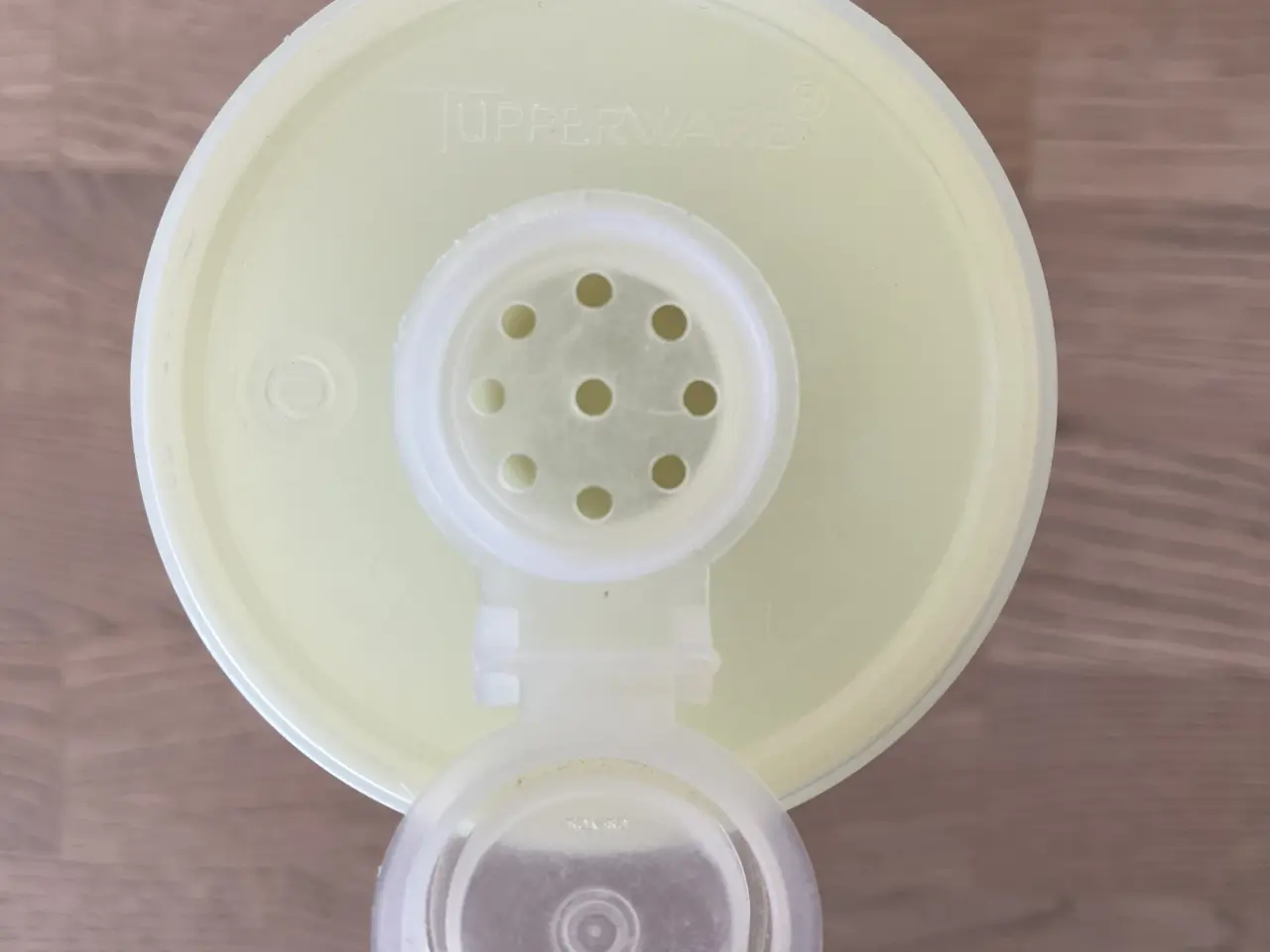 Billede 3 - Gul TUPPERWARE bøtte med låg og strø-indsats