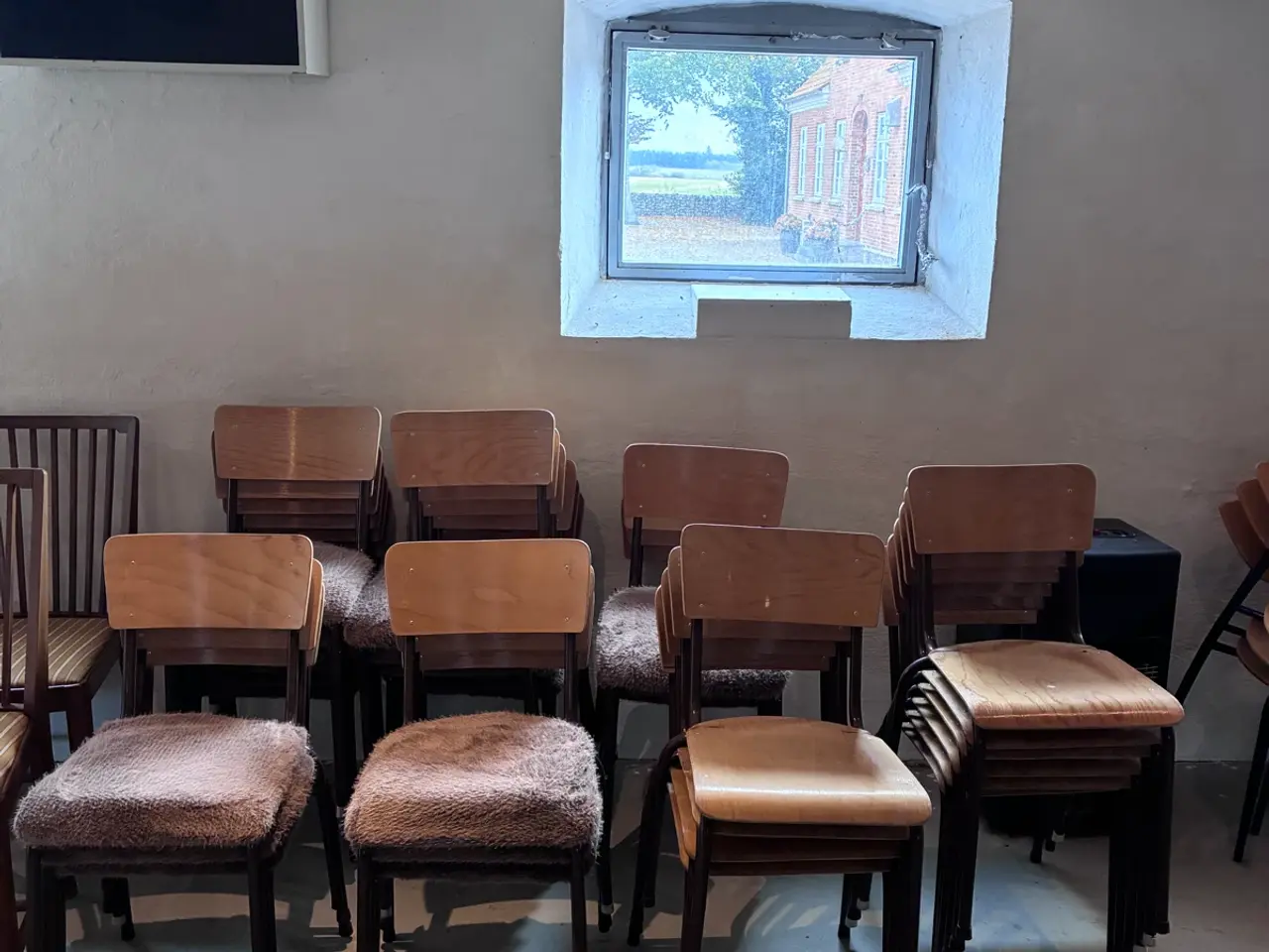 Billede 4 - 32 stabelbare stole – med og uden hynder