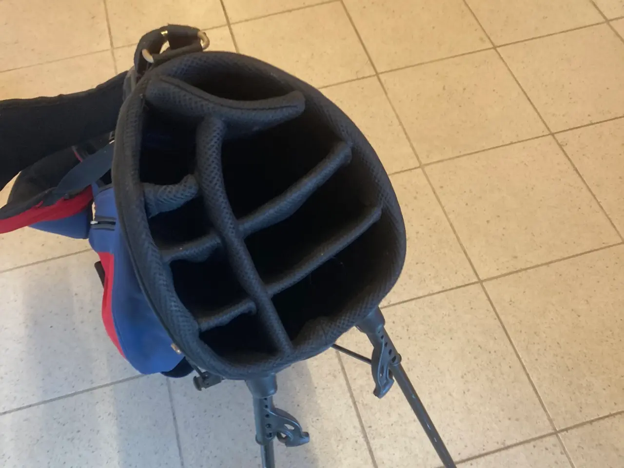 Billede 2 - Super flot golfbærebag  Rummelig 8 Rum