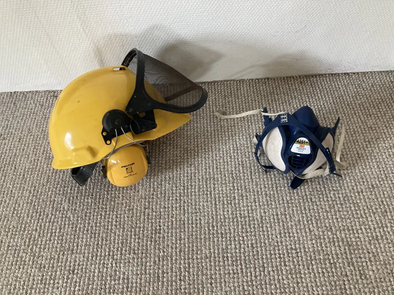 Billede 1 - Sikkerhedshjælm + støvmaske (3M)
