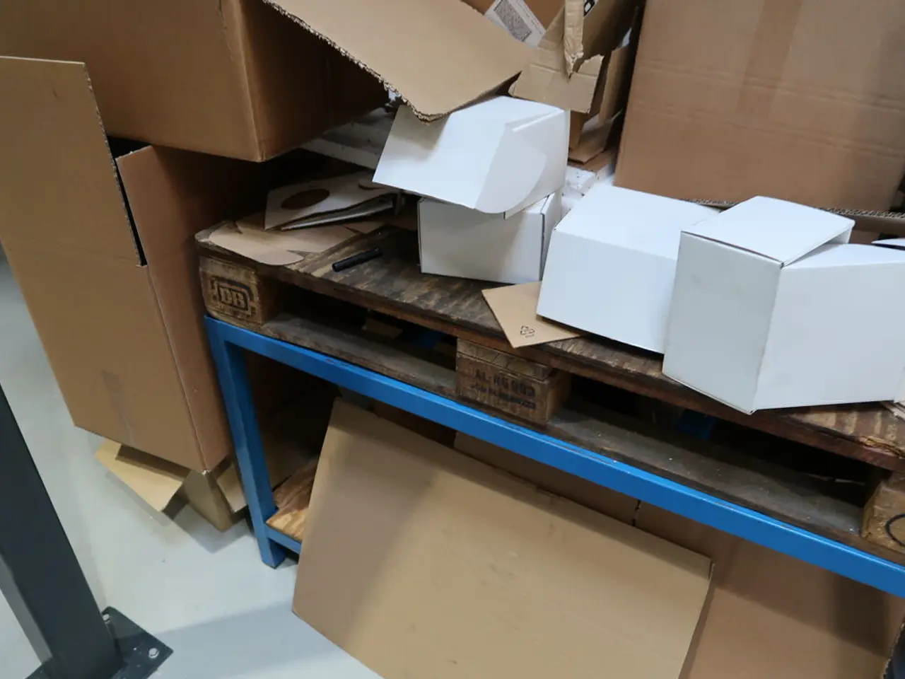 Billede 4 - Pallebord, 2 stk. vandkander m.m.