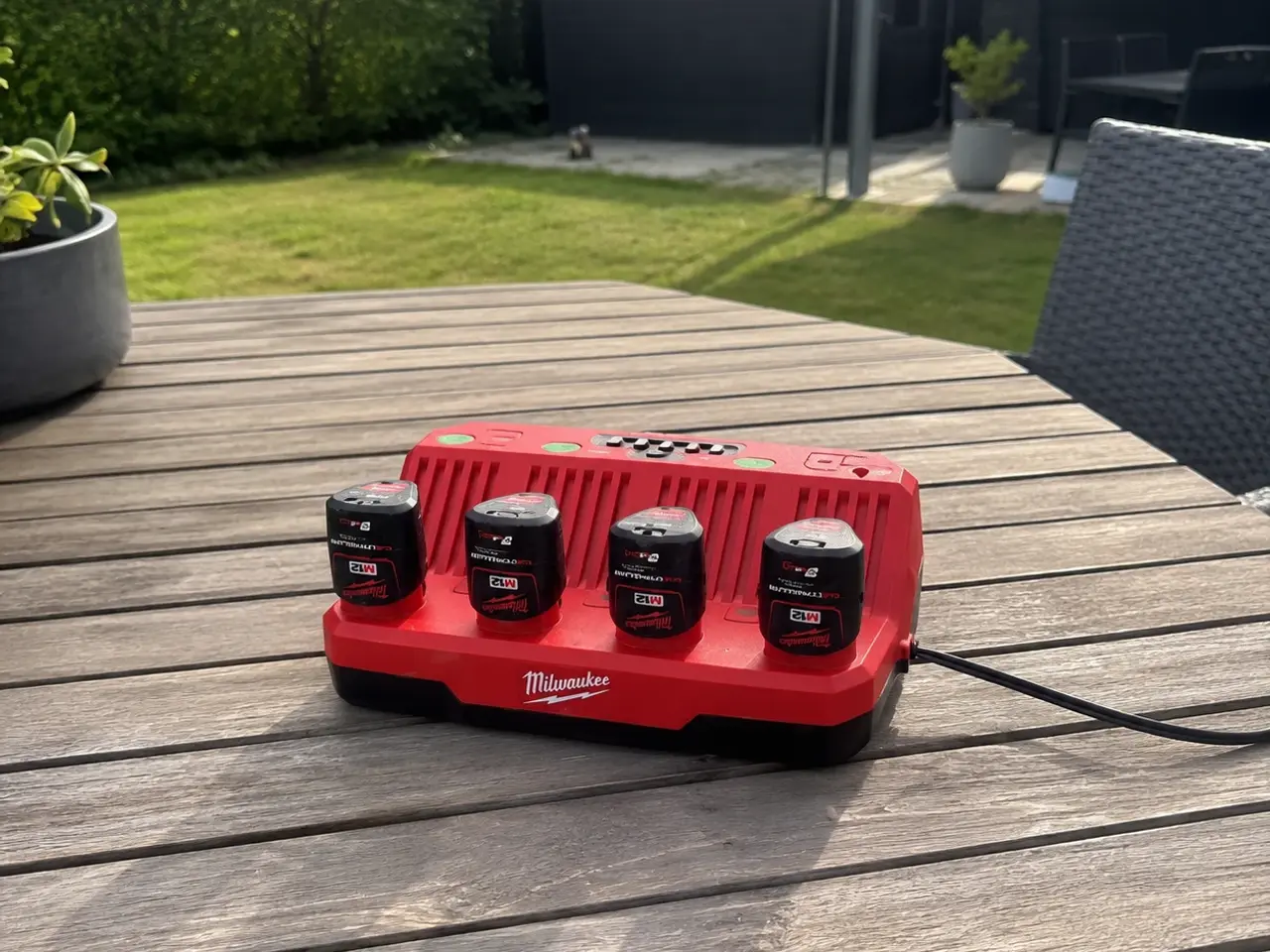 Billede 2 - Milwaukee m12 batterilader evt med batteri, helt n
