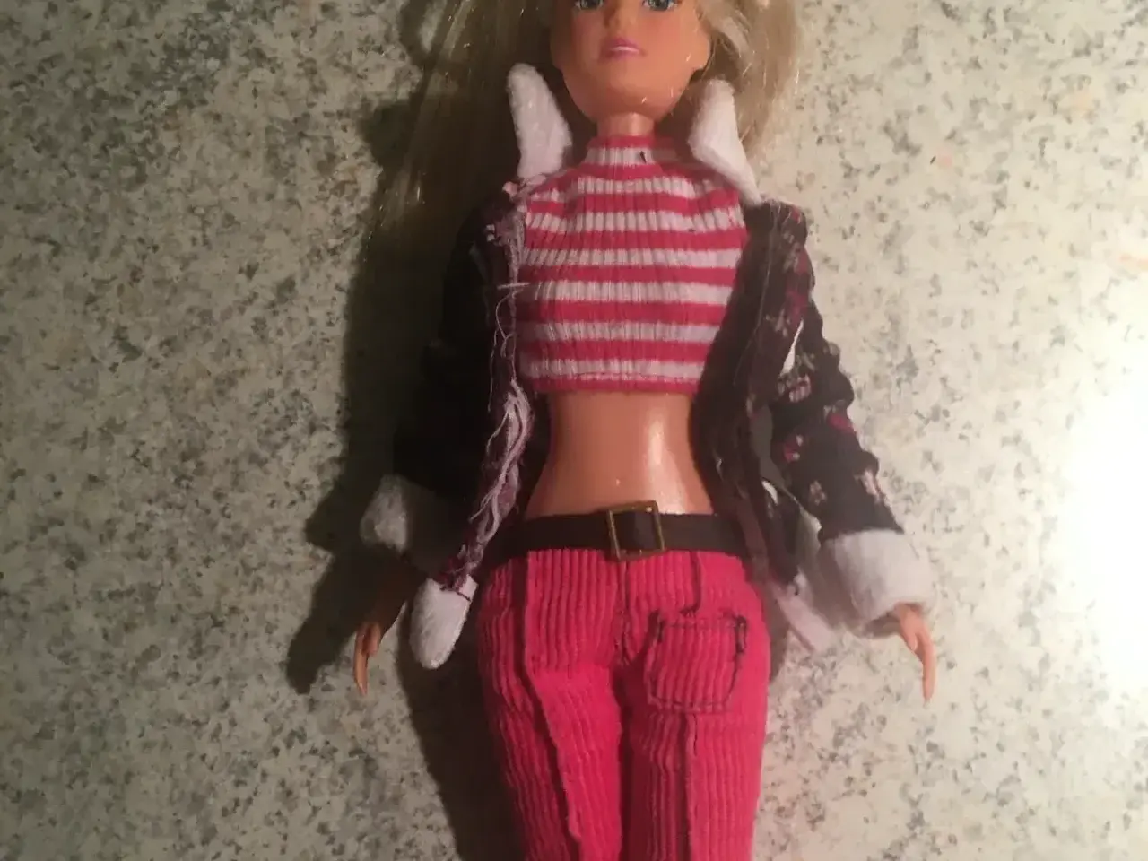 Billede 1 - Helt ny Barbie dukke med tøj