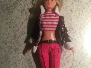 Helt ny Barbie dukke med tøj