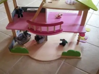 Dukkehus med møbler samt dukker