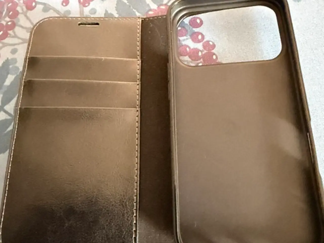 Billede 2 - Sort cover i ægte læder til Iphone 17 Pro