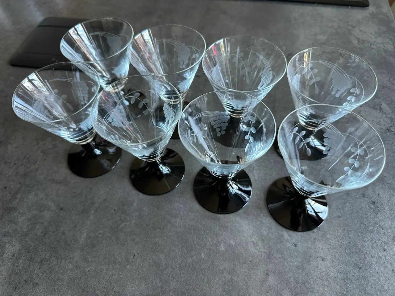 Billede 4 - Flotte sortfodsglas fra Holmegaard