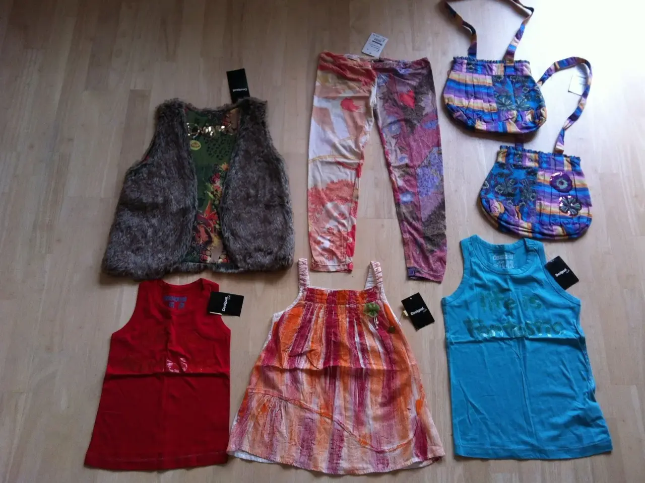 Billede 1 - Nye Desigual pigetøj 5-10år, tasker 50kr