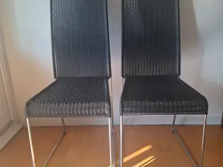 5+1 ILVA spisebordsstole i sort polyrattan.