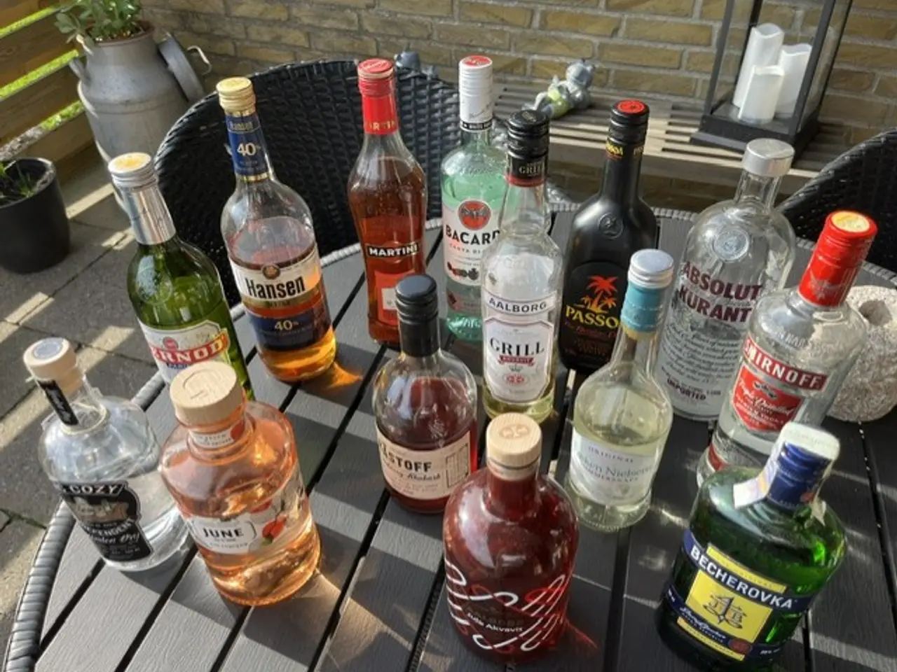Billede 2 - Fyldte flasker og flasker der er taget lidt af.