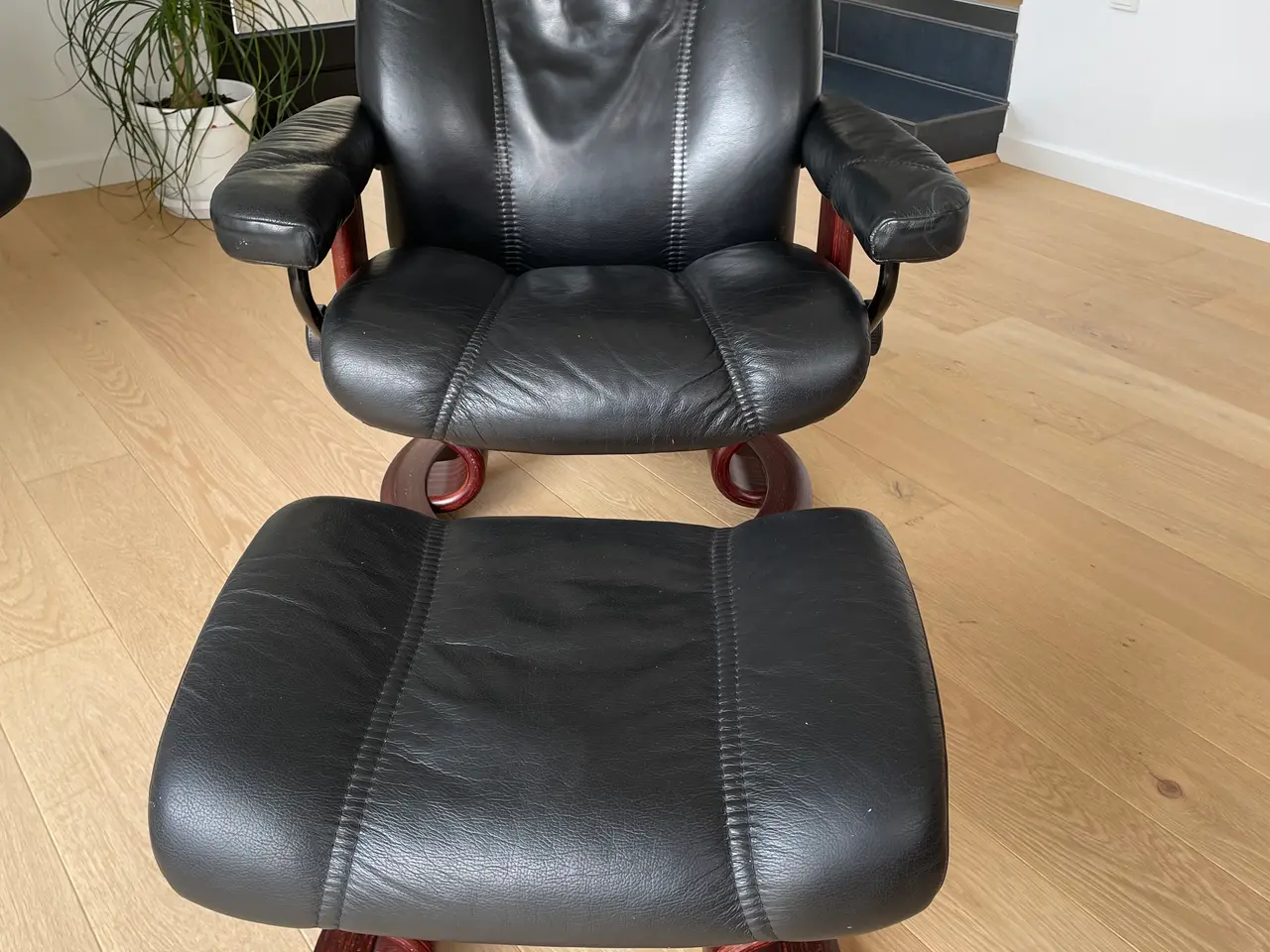 Billede 1 - Stressless Ekornes i blødt sort læder med skammel
