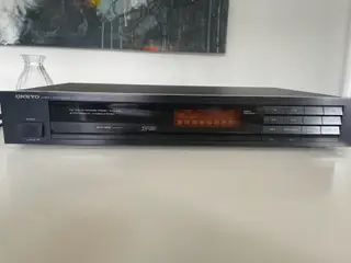 Meget velholdt Onkyo FM Stereo/AM Tuner