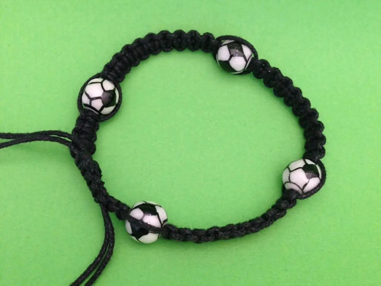 Billede 1 - Armbånd med fodbolde - glasperler