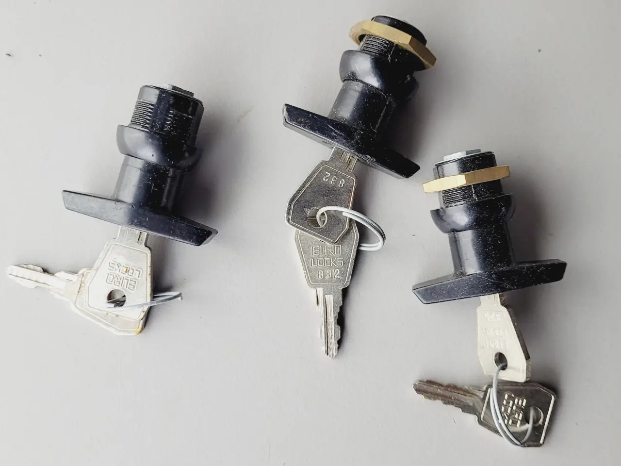Billede 1 - 🔑 3 stk. Euro Locks T-Håndtagslåse / Skabslåse