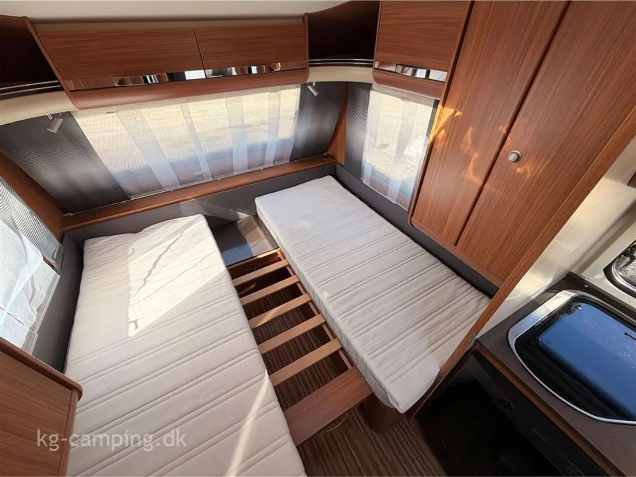 Billede 4 - 2013 - Adria Adora 472 LU XL   Enkeltsenge med udtræk, Mover, solsejl og fortelt.