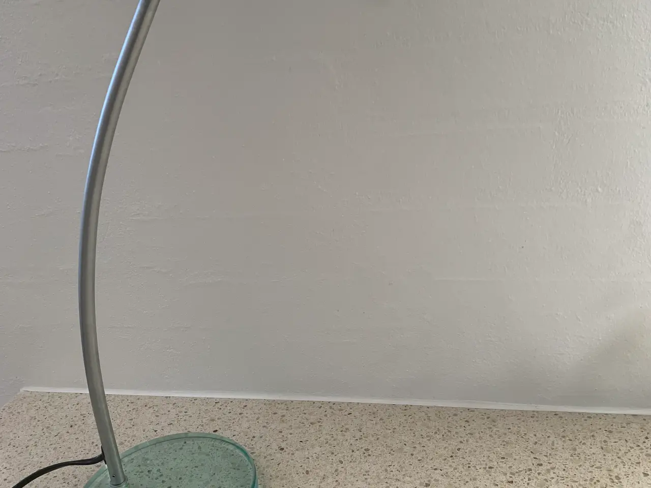 Billede 2 - Bordlampe i mat stål og med glasfod