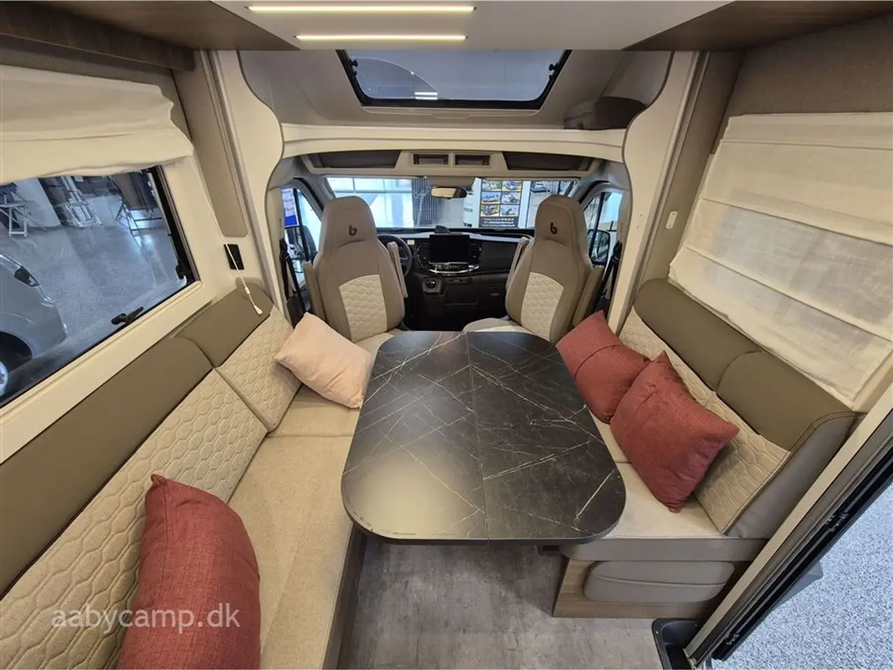 Billede 7 - 2027 - Benimar Yrteo 885 En lille veludstyret camper med et fantastisk rummeligt indre på kun 6,39 meter.