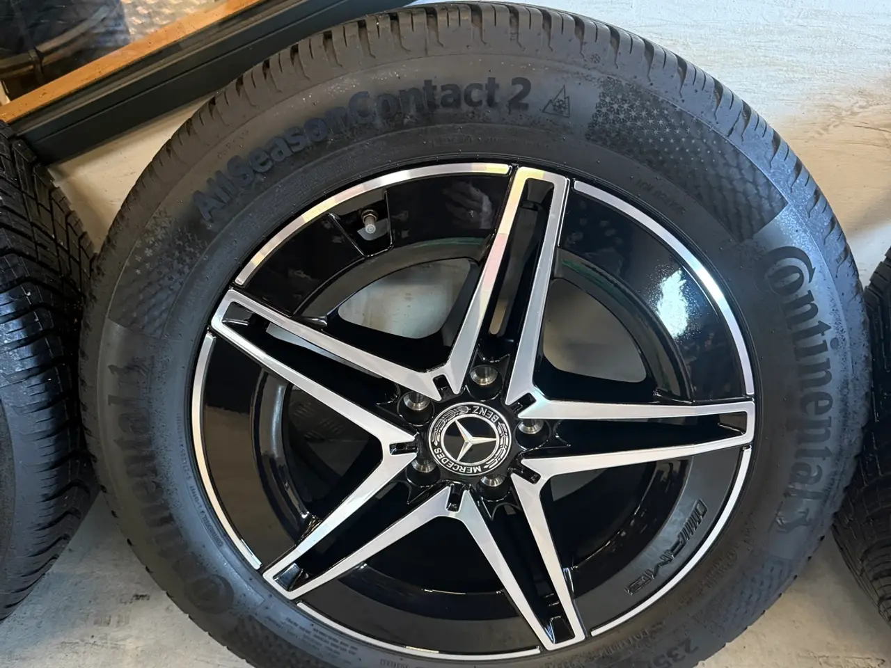 Billede 4 - Originale 18” Mercedes fælge med Continental helår
