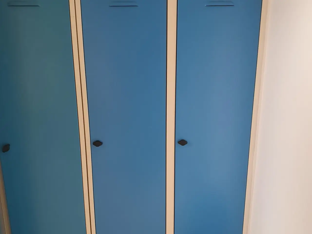 Billede 1 - Omklædningsskab, 2 stykker