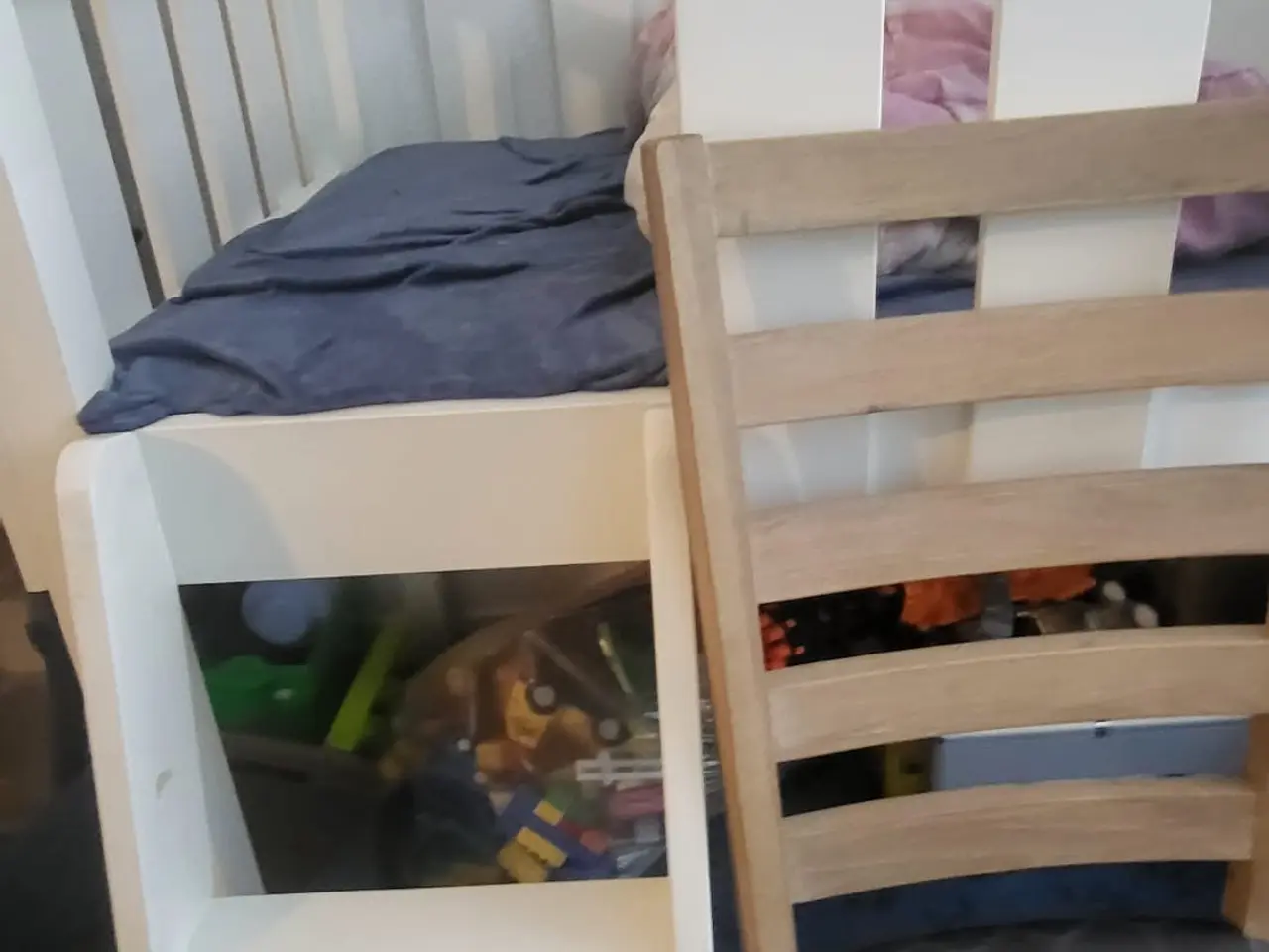 Billede 2 - Hvid børneseng / højseng med hus og opbevaring