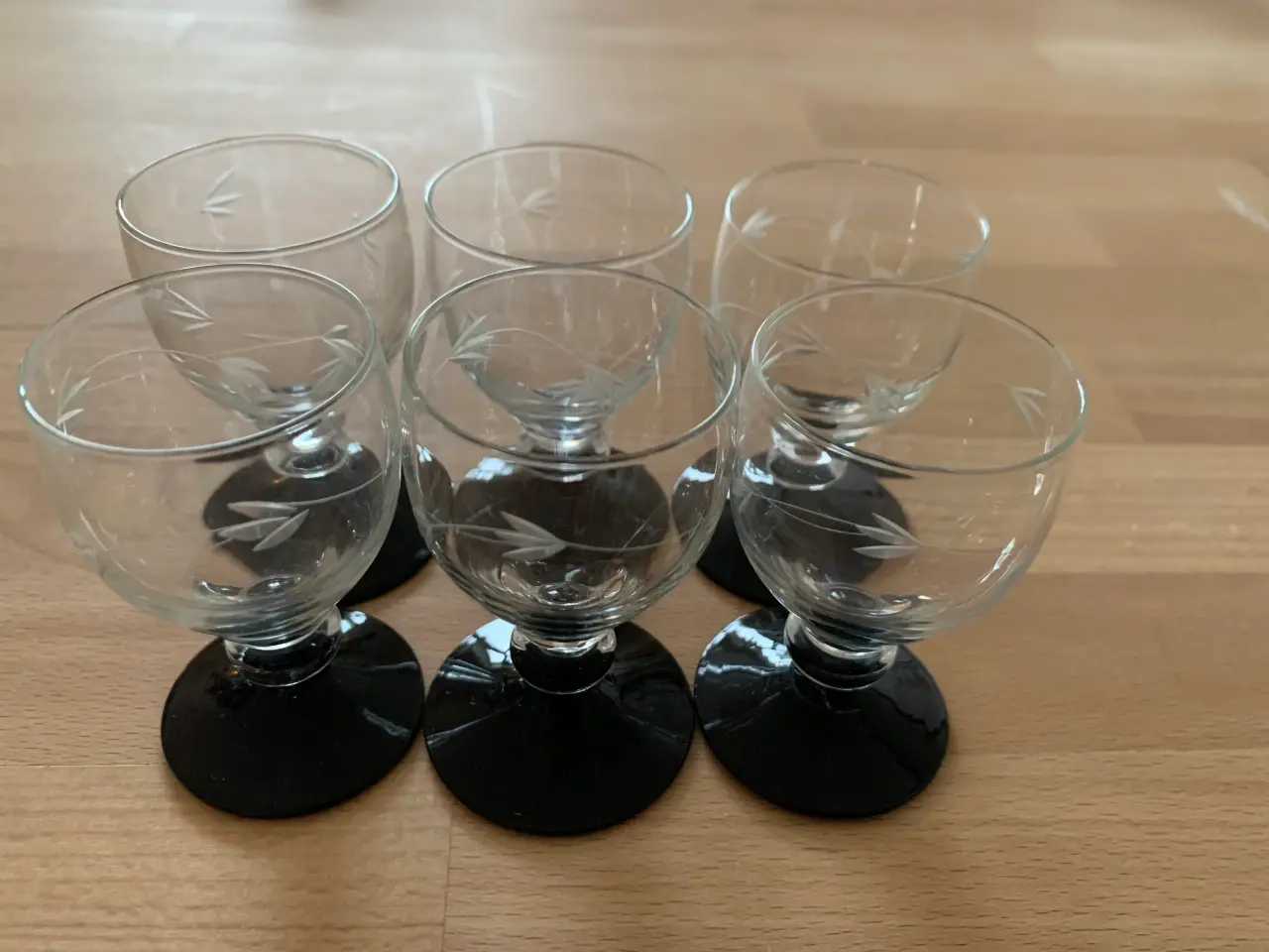 Billede 2 - 9 stk. glas, Ranke med sort fod, Holmegaard
