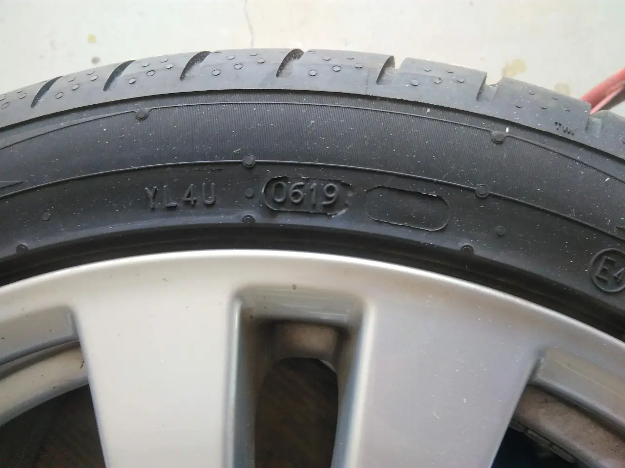 Billede 3 - 5x112, 235/40-18, Sommerdæk med fælg