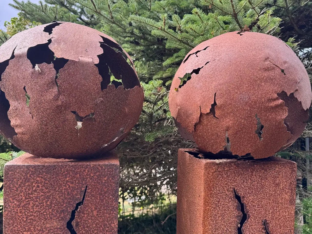 Billede 3 - Corten søjler med kugler øverst
