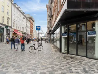Hjørnebutik med super beliggenhed, store facadevinduer og god eksponering mod Kultorvet