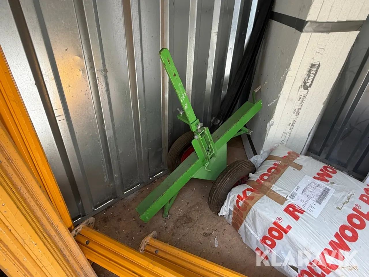 Billede 9 - Blikskur med indhold og container låsebom