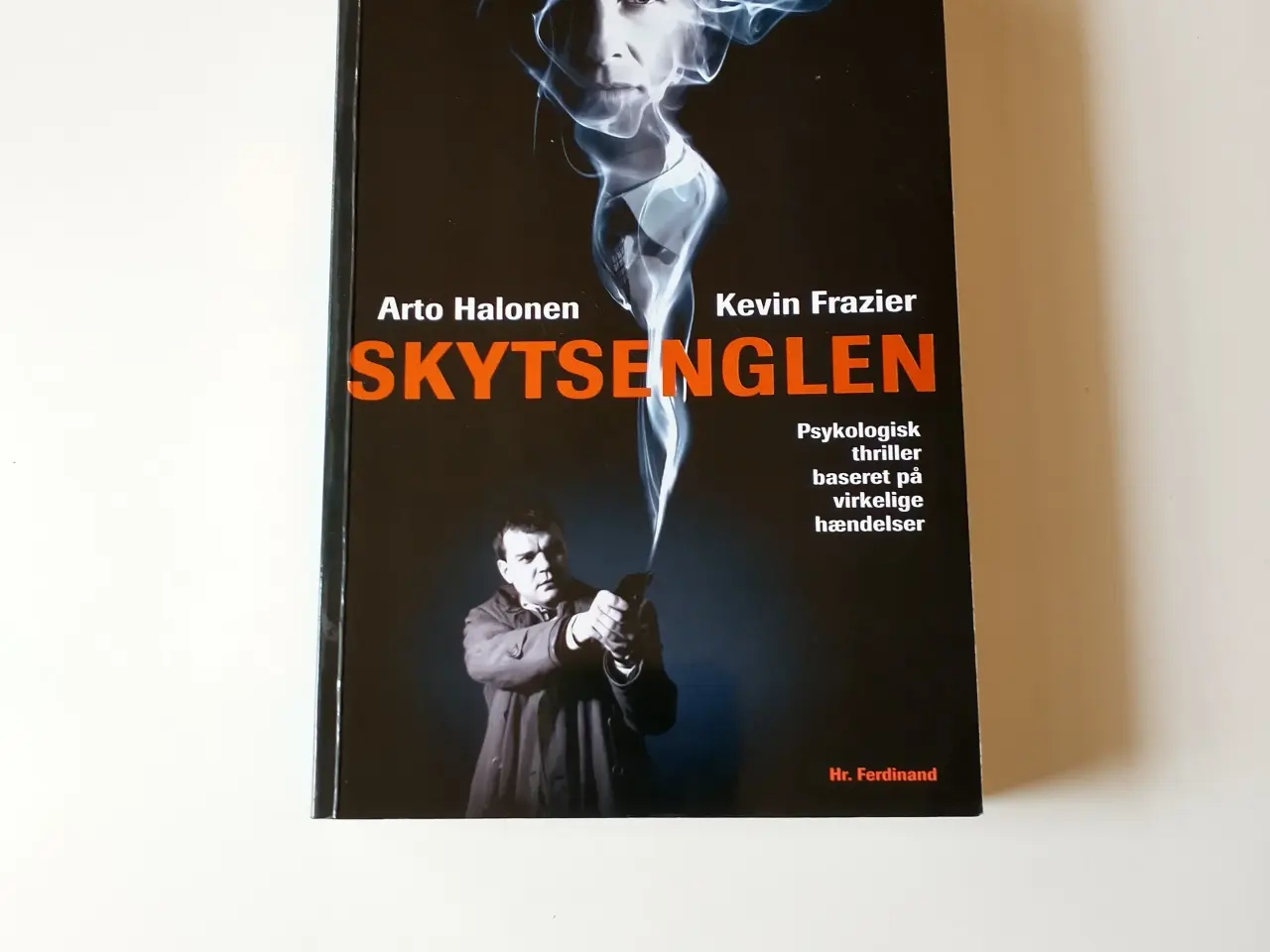 Billede 1 - Skytsenglen. Af Kevin Frazier, Arto Halonen