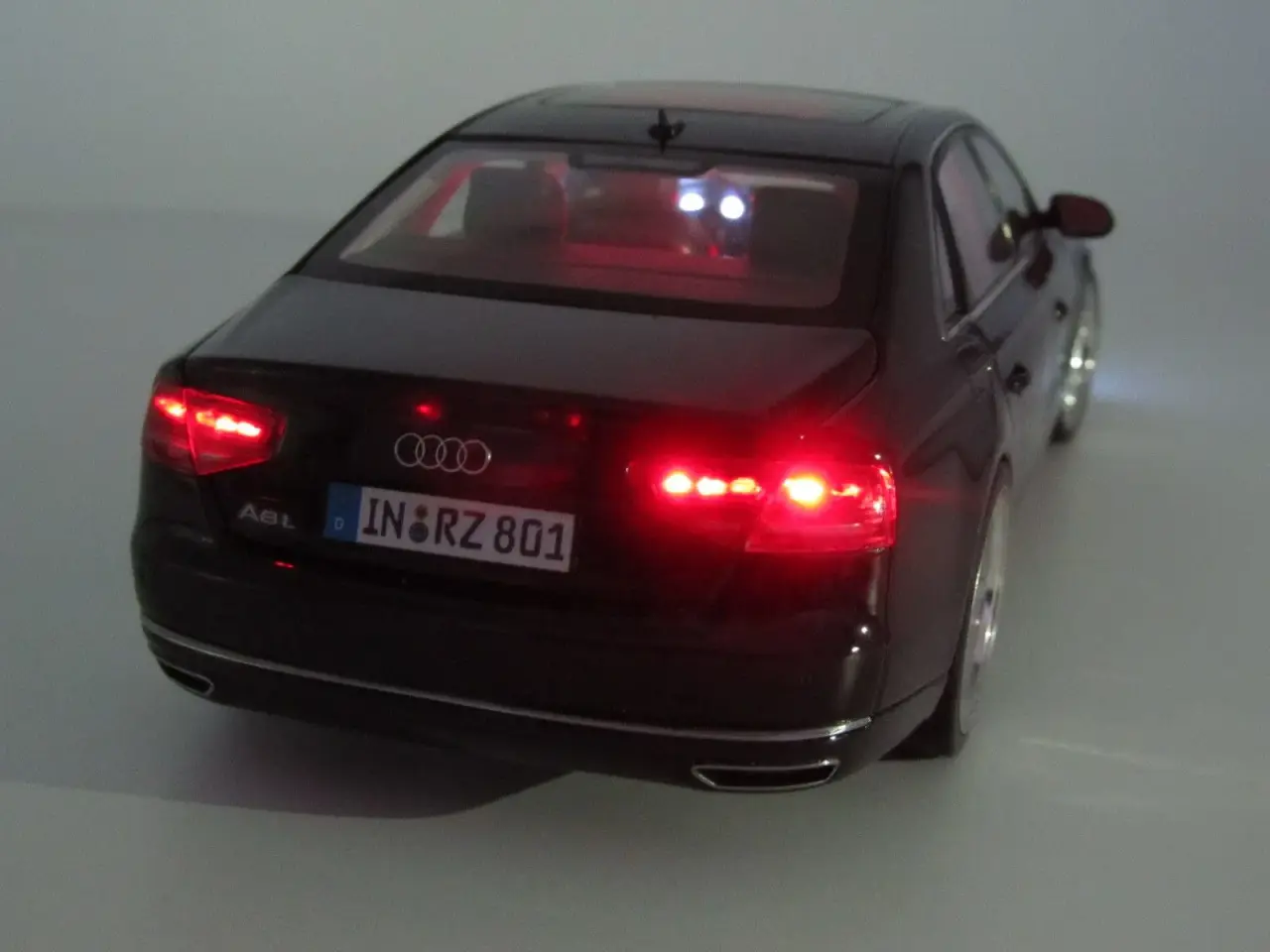 Billede 3 - 2010 Audi A8L W12 LED lys og Panoramatag 1:18