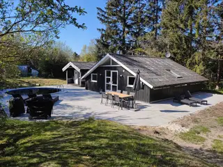 SOMMERHUS MED POOL & SPA PÅ DJURSLAND