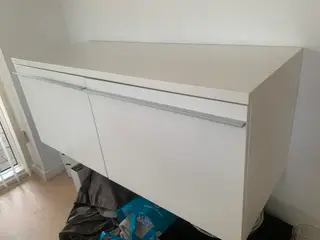 Væghængt reol i hvid