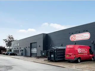 stor Brugerejendom med central beliggenhed i Løsning