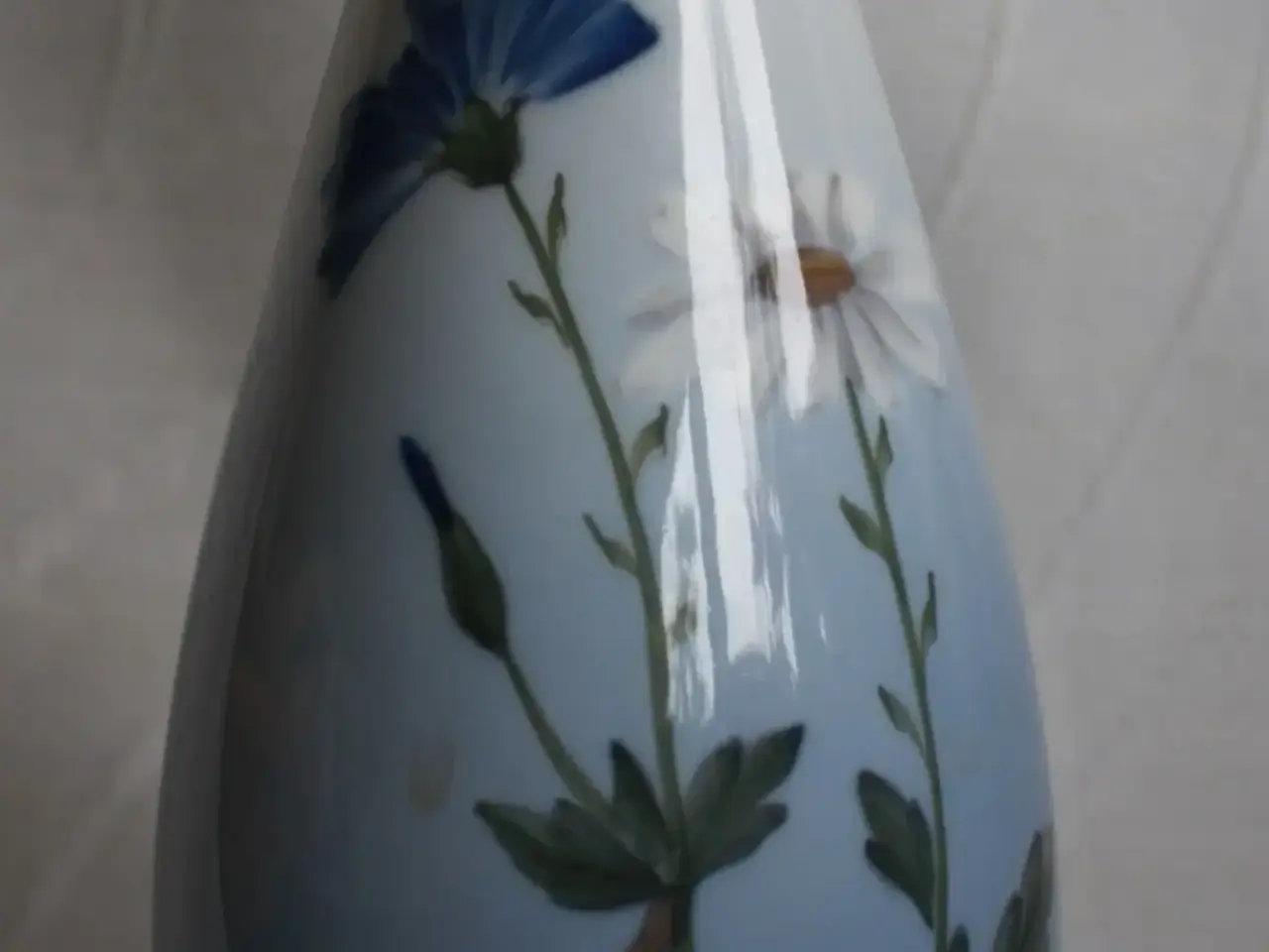 Billede 2 - Vase med blå og hvid blomst, RC 
