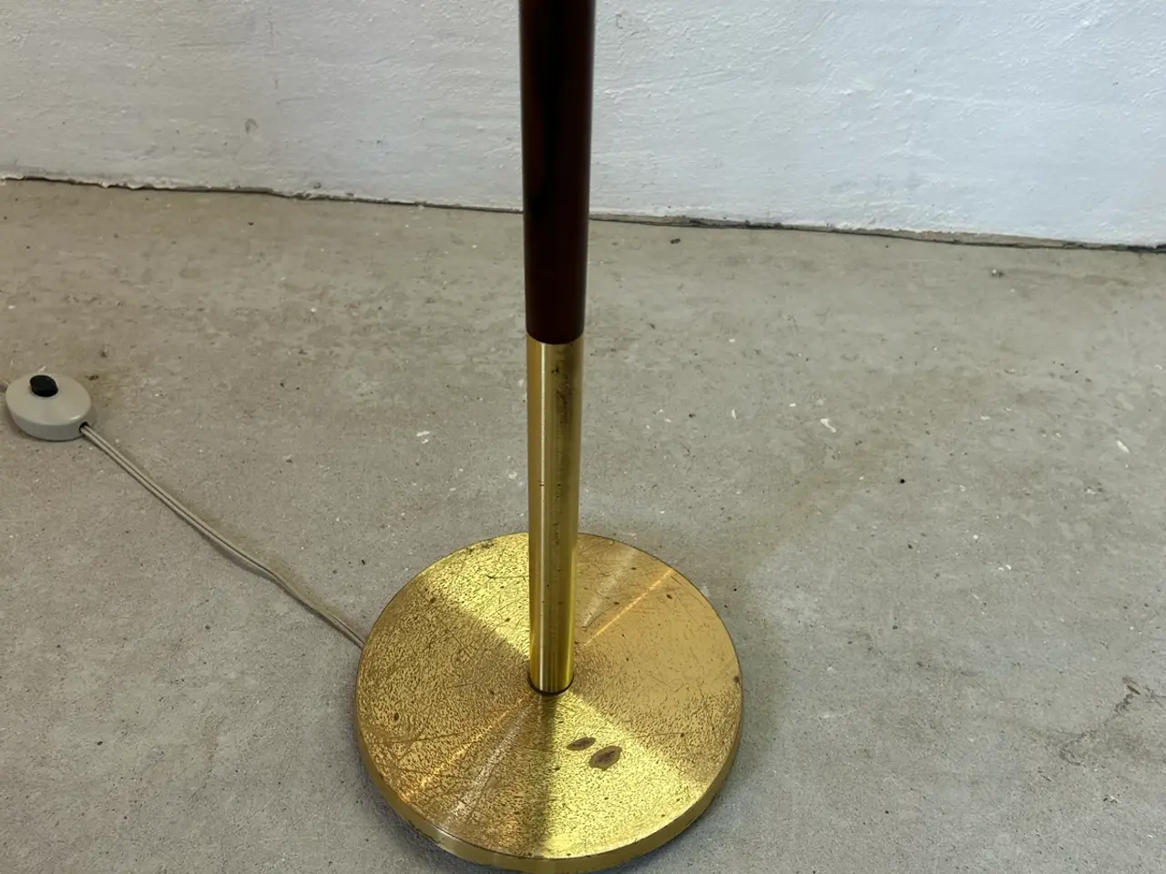 Billede 4 - Gulvlampe i messing og teaktræ med flere fatninger