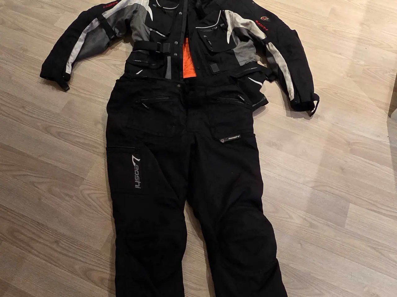 Billede 5 - 2 delt motorcykel sæt med hjelm