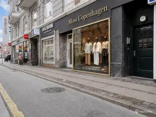 Butik med granit/fritlagte mursten lige overfor Værnedamsvej og Føtex