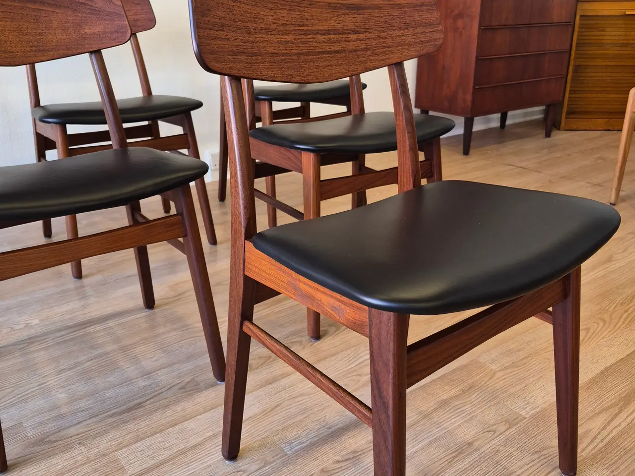 Billede 2 - 6 nyrenoverede teak stole